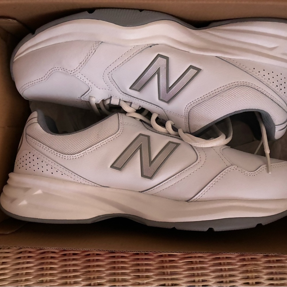 New Balance Men’s V1‎ Walking Shoes, White/White, US Size 10.5 Width 4E with Box